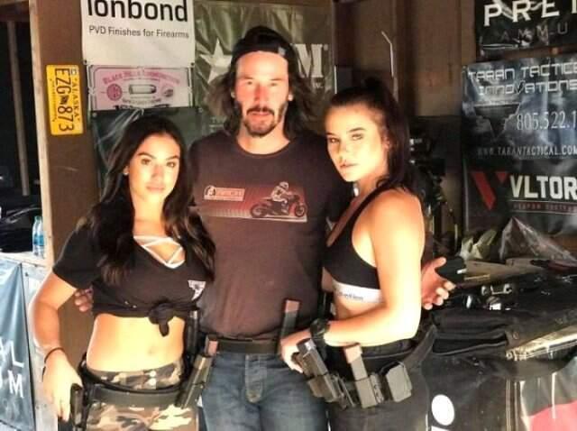 Keanu Reeves, fotoğraf çektirirken ki davranışıyla gönüllerde taht kurdu!