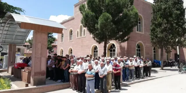 Kıbrıs gazisi son yolculuğuna uğurlandı Kıbrıs gazisi son yolculuğuna uğurlandı