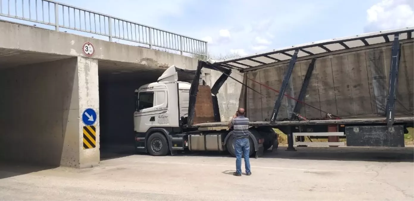 Köprüde sıkışan tırı keserek çıkardılar