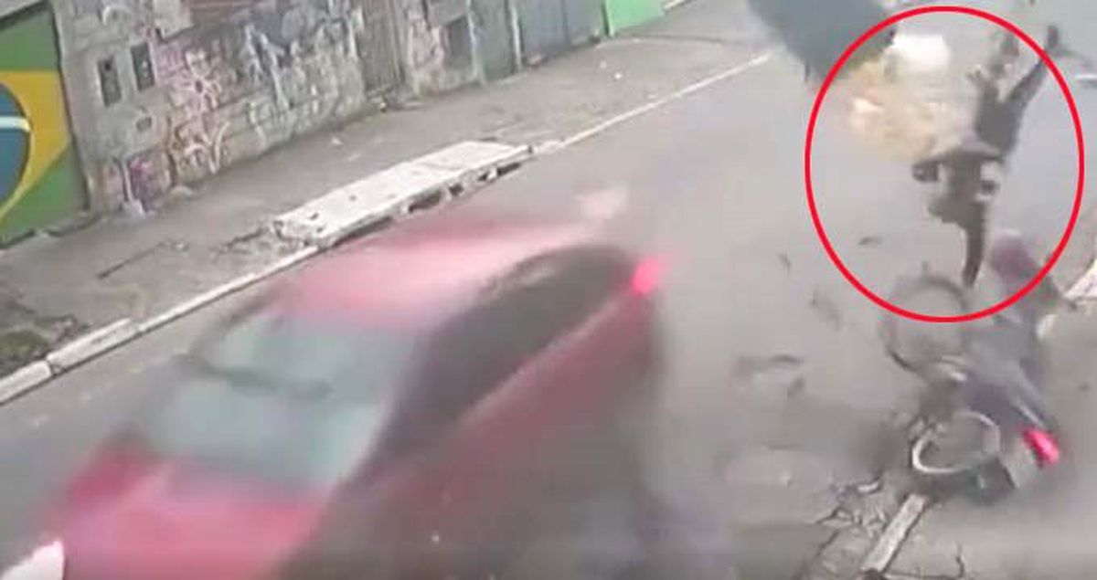 Mucize kurtuluş! Otomobille kafa kafaya çarpışan motosikletin kaza anı kamerada