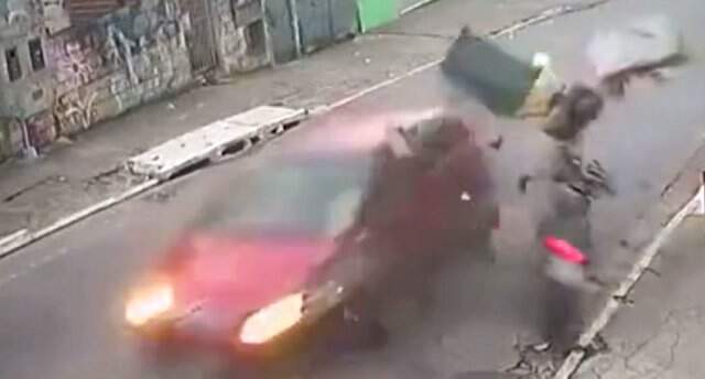 Mucize kurtuluş! Otomobille kafa kafaya çarpışan motosikletin kaza anı kamerada