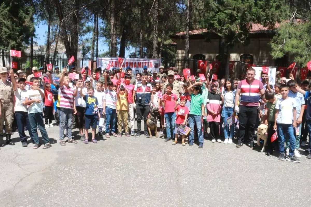Öğrencilerden jandarmaya 'kuruluş' kutlaması