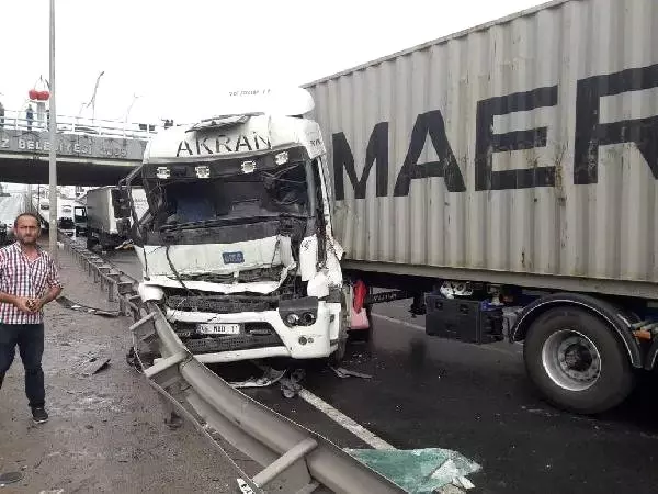 TIR, su dolan alt geçitte yavaşlayan TIR'a çarptı