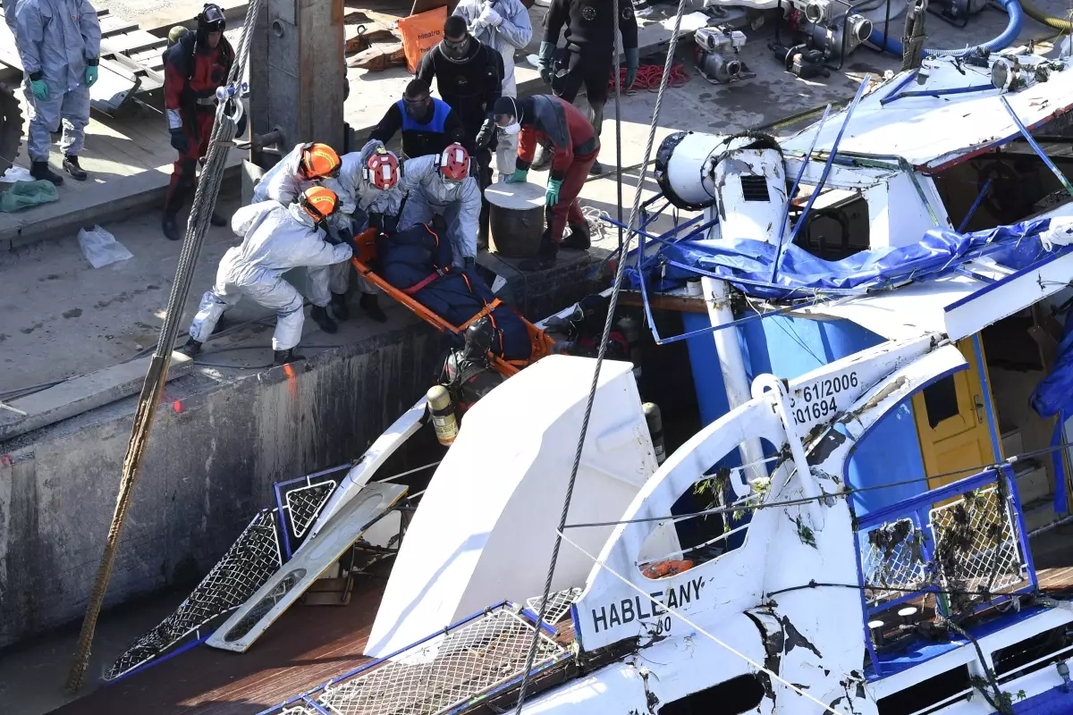 Tuna Nehri'nde batan yolcu teknesi çıkarılıyor