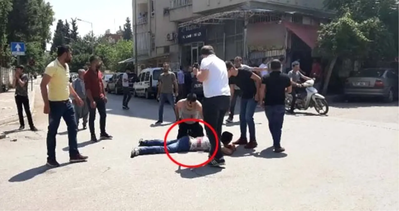Adliye çıkışında davalık olan iki grup arasındaki bıçaklı sopalı kavga kamerada
