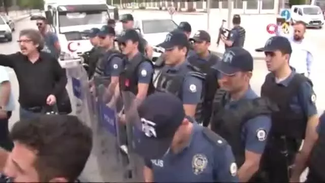 Anayasa Mahkemesi önünde arbede Anayasa Mahkemesi önünde arbede