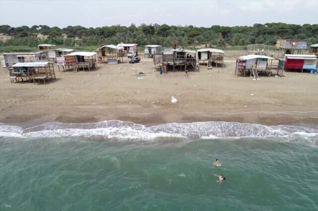 Antalya'da çardaklarda denize sıfır ücretsiz tatil yapıyorlar