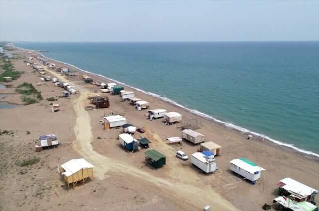 Antalya'da çardaklarda denize sıfır ücretsiz tatil yapıyorlar