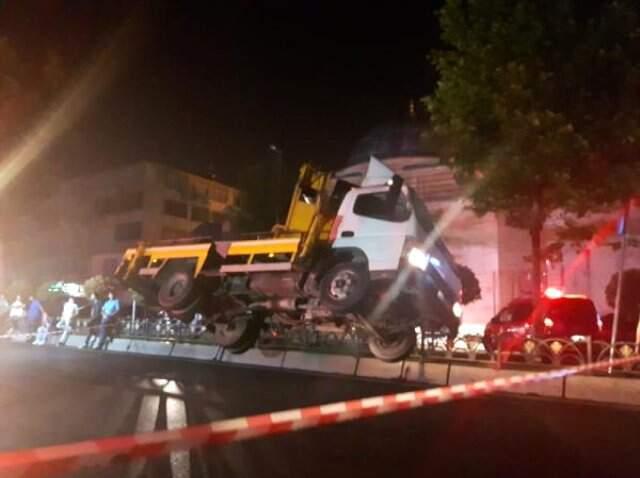 Bayrak asma çalışması yapan vinç yan yatarak devrildi