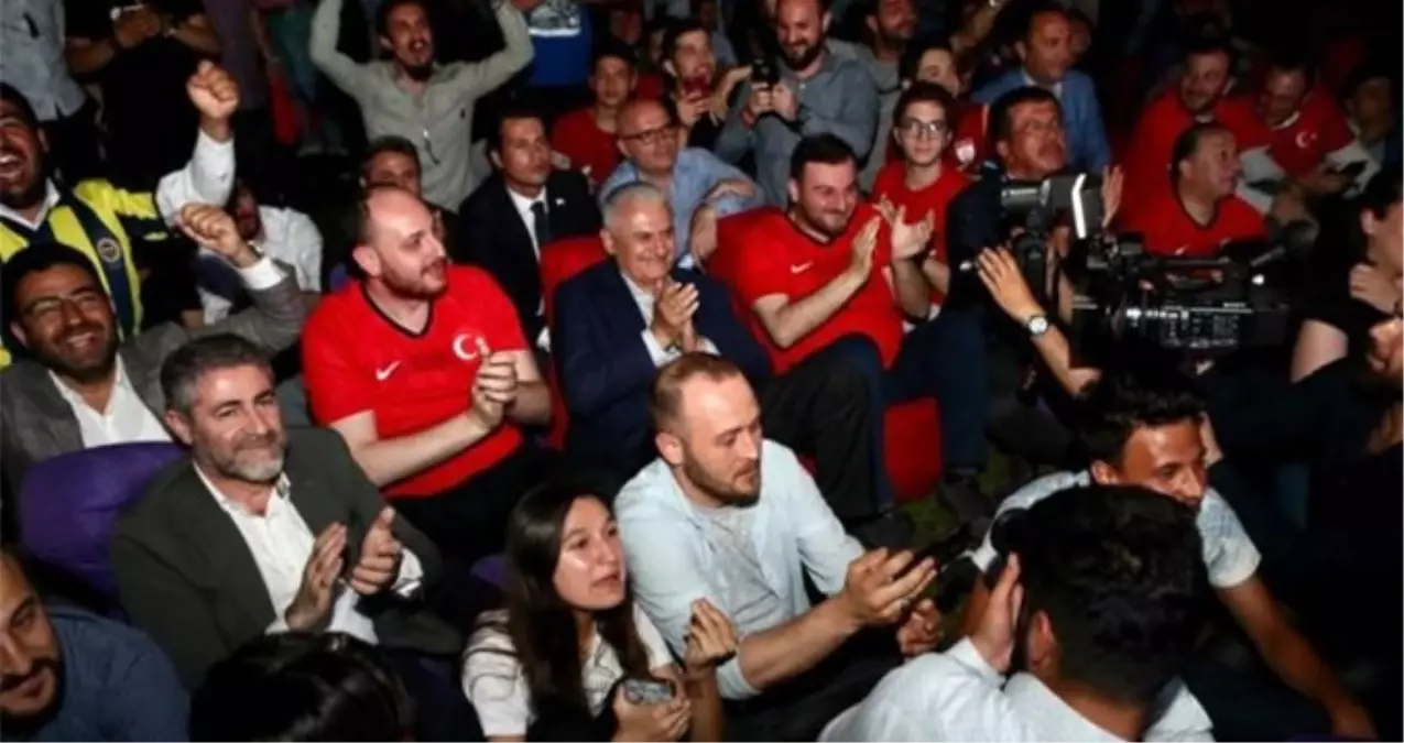 Binali Yıldırım, Türkiye-İzlanda maçını gençlerle birlikte izledi