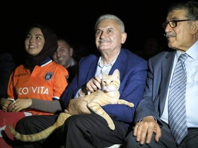 Binali Yıldırım, Türkiye-İzlanda maçını gençlerle birlikte izledi