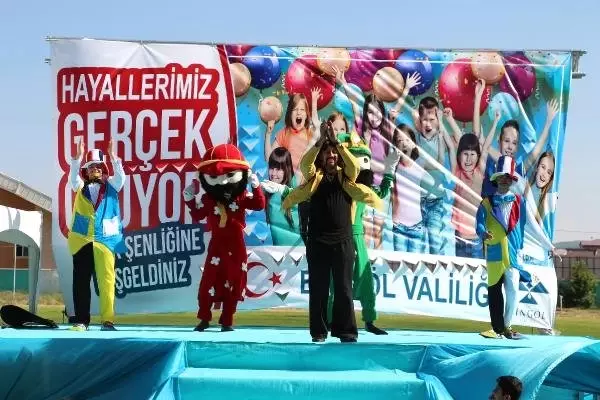 Bingöl'de yetim ve öksüz çocuklar şenlikte eğlendi