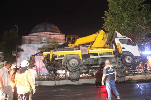 Fatih'te bayrak asan vinç askıda kaldı