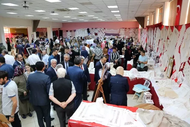 Gümüşhane'de kursiyerlerin bir yıllık emekleri görücüye çıktı Gümüşhane'de kursiyerlerin bir yıllık emekleri görücüye çıktı