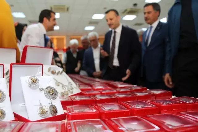 Gümüşhane'de kursiyerlerin bir yıllık emekleri görücüye çıktı Gümüşhane'de kursiyerlerin bir yıllık emekleri görücüye çıktı