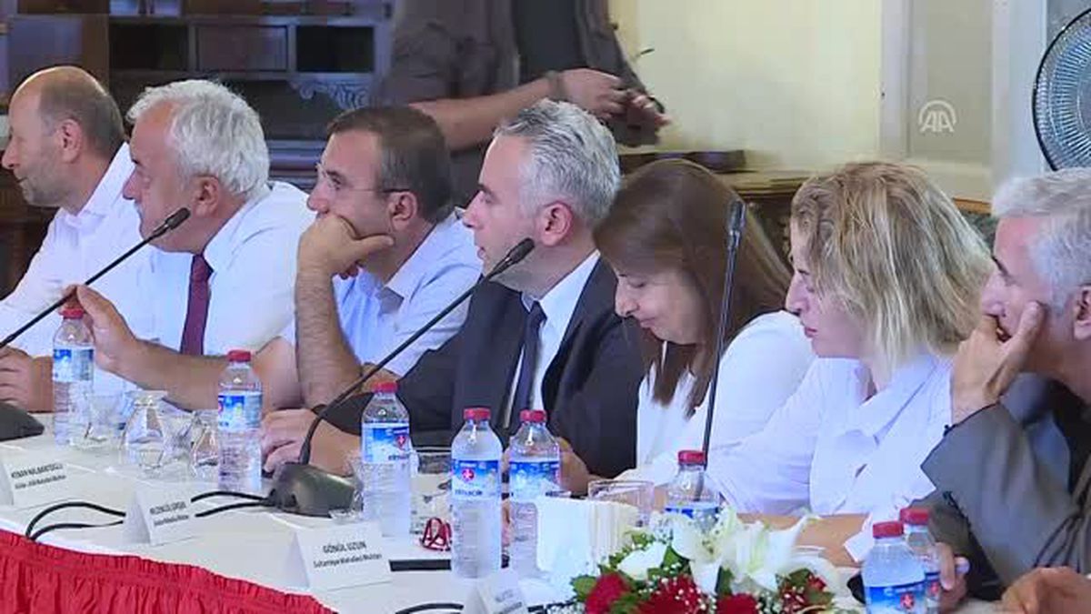 İçişleri Bakanı Soylu Üsküdar'daki muhtarlarla buluştu