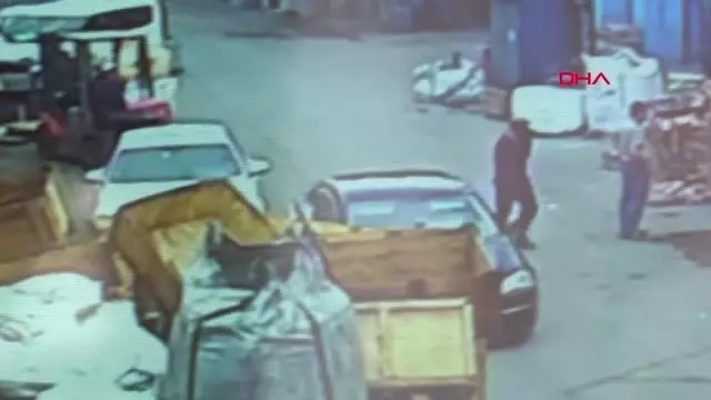 İSTANBUL-BAŞAKŞEHİR'DE OTOMOBİLDEN 60 BİN LİRAYI BÖYLE ÇALDILAR İSTANBUL-BAŞAKŞEHİR'DE OTOMOBİLDEN 60 BİN LİRAYI BÖYLE ÇALDILAR