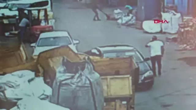 İSTANBUL-BAŞAKŞEHİR'DE OTOMOBİLDEN 60 BİN LİRAYI BÖYLE ÇALDILAR