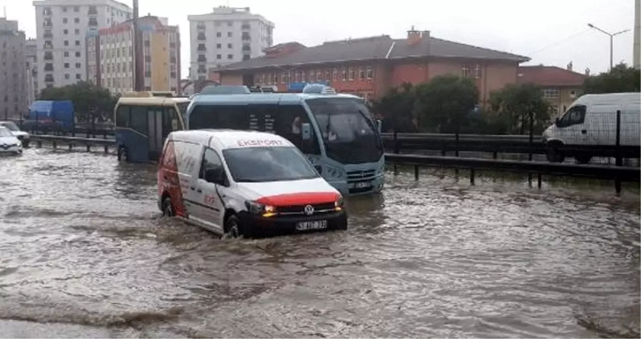 İstanbul'da E-5 göle döndü, iki ilçe sular altında kaldı