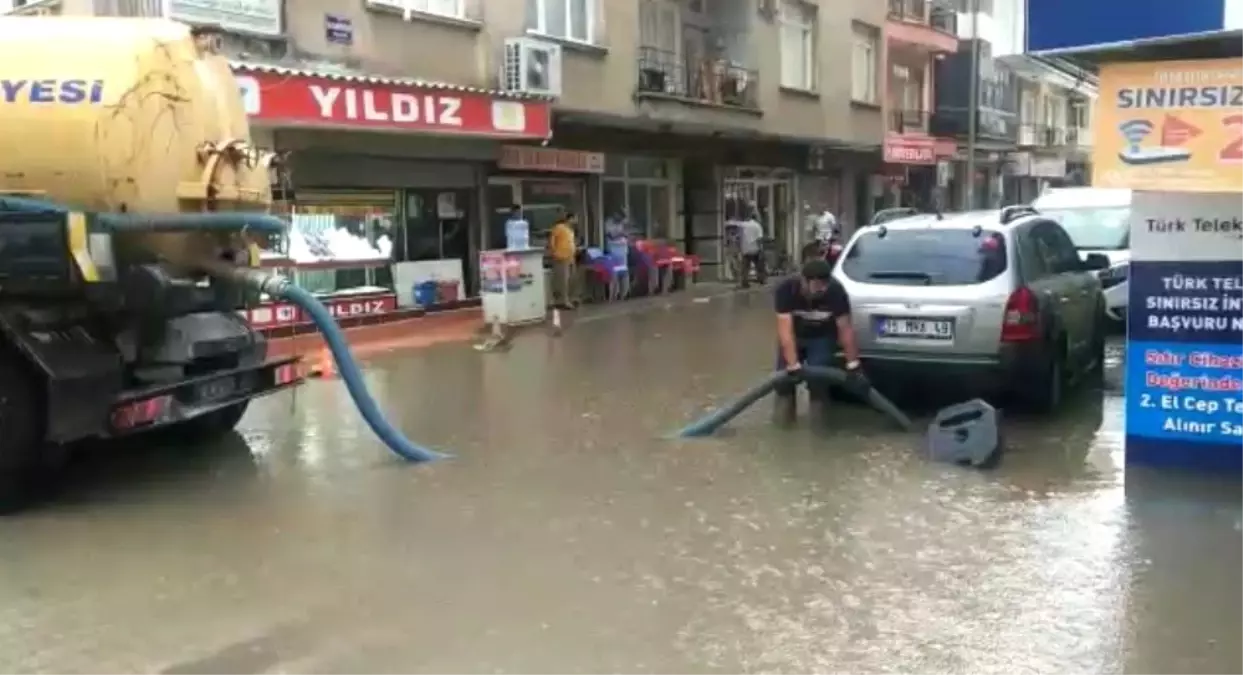 İzmir'in o ilçesini sağanak vurdu