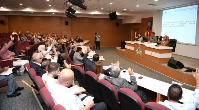 Kartepe'nin yeni binasında ilk meclis