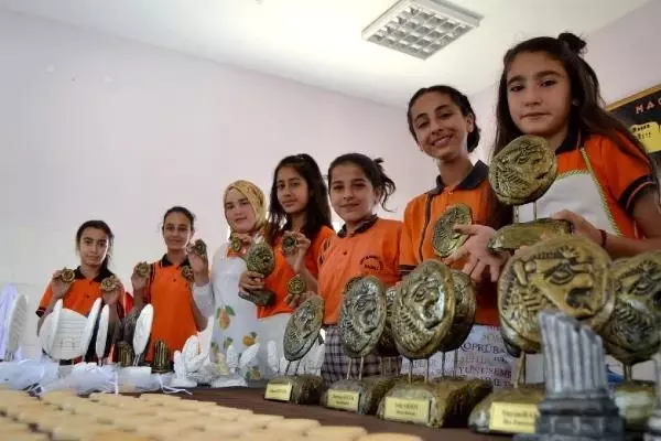 Parayı bulan uygarlığın simgesi ile gelir elde ediyorlar Parayı bulan uygarlığın simgesi ile gelir elde ediyorlar