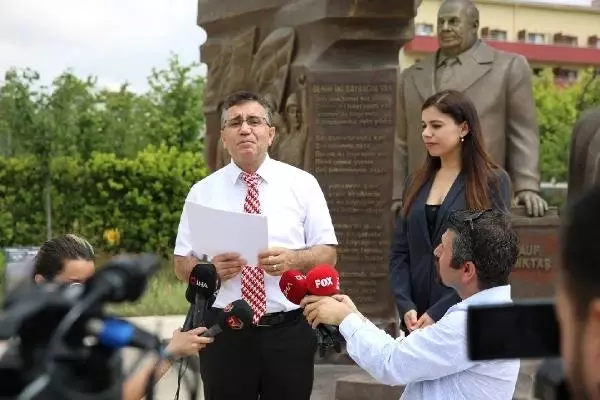 Rauf Denktaş'ın torunundan Beylikdüzü'ndeki Rauf Denktaş Anıtı önünde açıklama Rauf Denktaş'ın torunundan Beylikdüzü'ndeki Rauf Denktaş Anıtı önünde açıklama