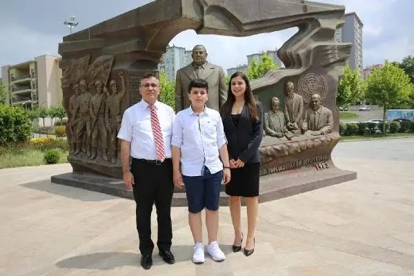 Rauf Denktaş'ın torunundan Beylikdüzü'ndeki Rauf Denktaş Anıtı önünde açıklama Rauf Denktaş'ın torunundan Beylikdüzü'ndeki Rauf Denktaş Anıtı önünde açıklama