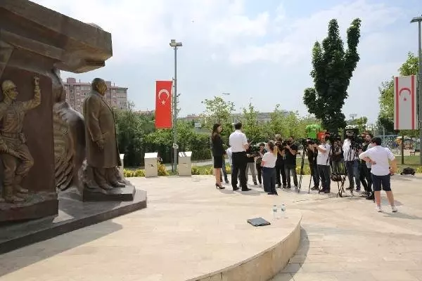 Rauf Denktaş'ın torunundan Beylikdüzü'ndeki Rauf Denktaş Anıtı önünde açıklama Rauf Denktaş'ın torunundan Beylikdüzü'ndeki Rauf Denktaş Anıtı önünde açıklama