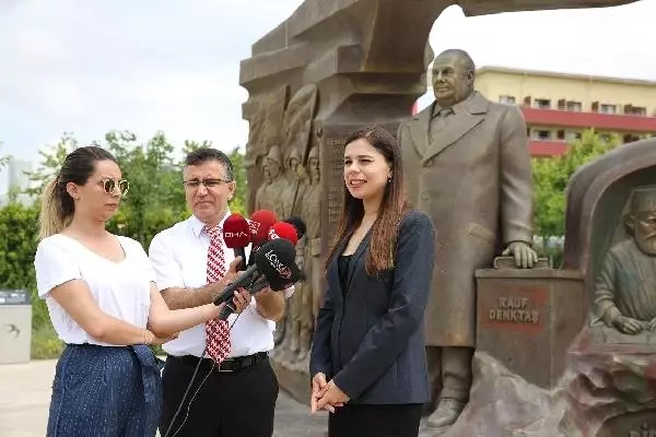 Rauf Denktaş'ın torunundan Beylikdüzü'ndeki Rauf Denktaş Anıtı önünde açıklama Rauf Denktaş'ın torunundan Beylikdüzü'ndeki Rauf Denktaş Anıtı önünde açıklama