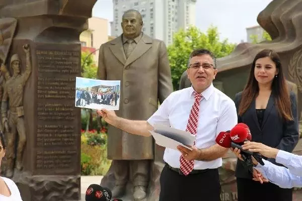 Rauf Denktaş'ın torunundan Beylikdüzü'ndeki Rauf Denktaş Anıtı önünde açıklama Rauf Denktaş'ın torunundan Beylikdüzü'ndeki Rauf Denktaş Anıtı önünde açıklama