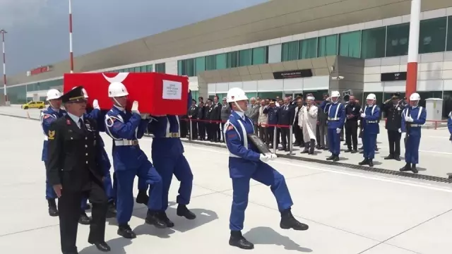 Şehit Uzman Çavuş Emre Üçkan son yolculuğuna uğurlandı Şehit Uzman Çavuş Emre Üçkan son yolculuğuna uğurlandı