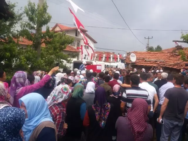 Şehit Uzman Çavuş Emre Üçkan son yolculuğuna uğurlandı Şehit Uzman Çavuş Emre Üçkan son yolculuğuna uğurlandı