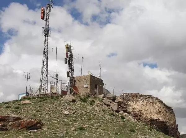 Tarihi Develi Kalesi'nde baz istasyonu