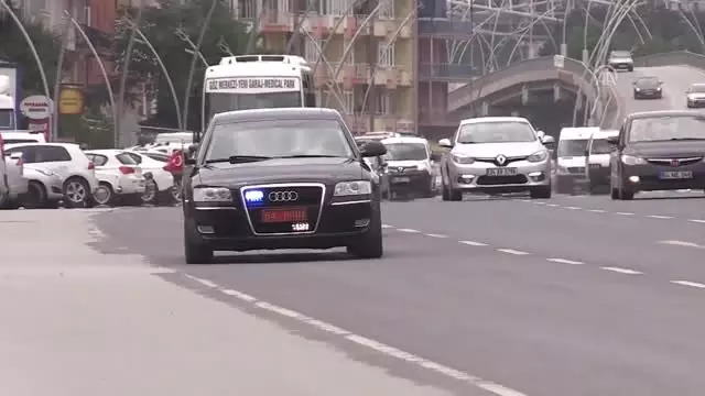 Uşak Valisi Kocabıyık göç yolunda yürüyen Yörükleri sevindirdi Uşak Valisi Kocabıyık göç yolunda yürüyen Yörükleri sevindirdi
