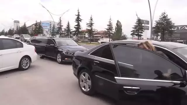 Uşak Valisi Kocabıyık göç yolunda yürüyen Yörükleri sevindirdi Uşak Valisi Kocabıyık göç yolunda yürüyen Yörükleri sevindirdi