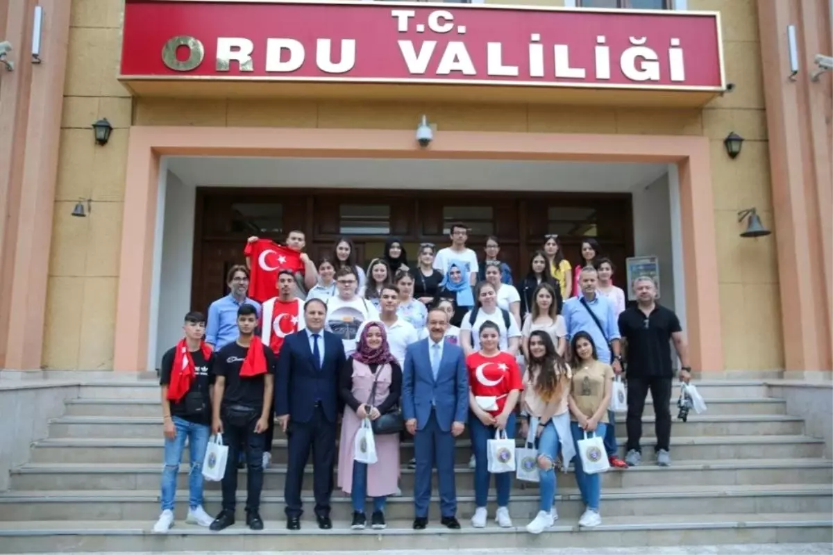 Yurt dışından gelen öğrenciler Vali Yavuz'un misafiri oldu
