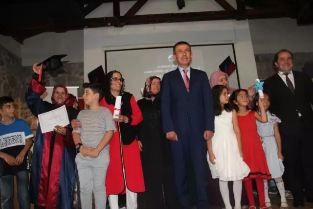Altındağ'da okuma yazma öğrenen kadınlara sertifika verildi