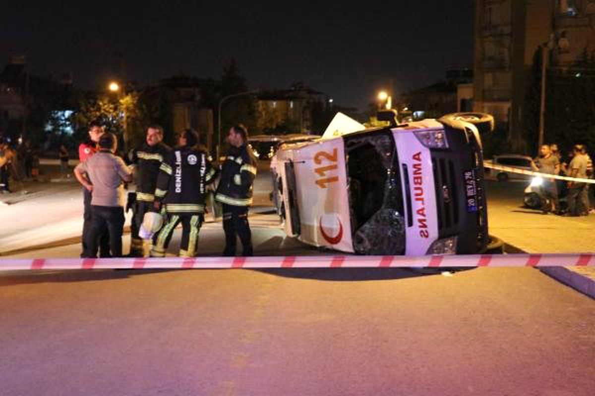Ambulans ile otomobil çarpıştı:  7 yaralı