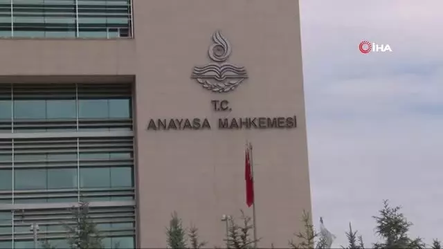 Anayasa Mahkemesi önünde arbede Anayasa Mahkemesi önünde arbede
