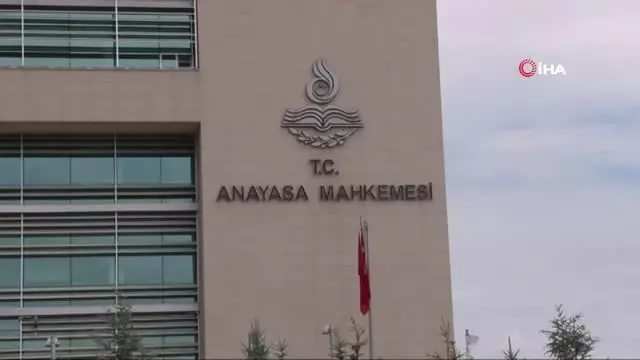 Anayasa Mahkemesi önünde arbede Anayasa Mahkemesi önünde arbede