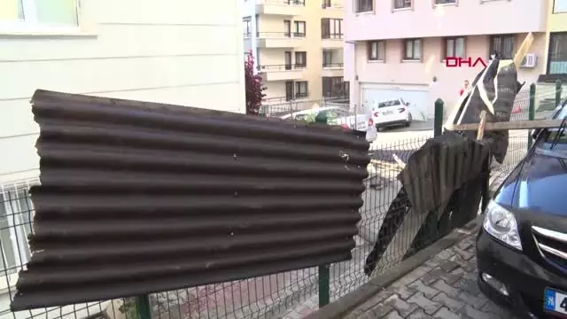 Ankara'da şiddetli rüzgar apartman çatısını uçurdu: 3 araç zarar gördü