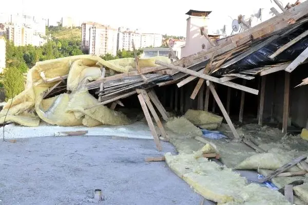 Ankara'da şiddetli rüzgar, bir apartmanın çatısını uçurdu