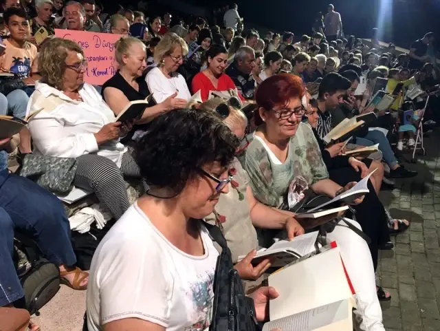Binlerce kişi aynı anda kitaplarına sarıldı