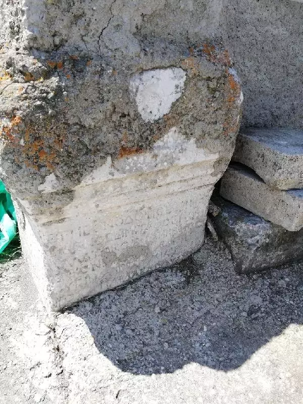 Bizans dönemine ait yapıların bulunduğu cami talan ediliyor