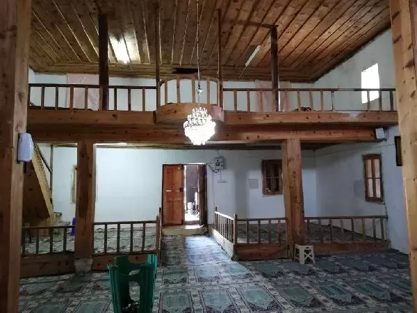 Bizans dönemine ait yapıların bulunduğu cami talan ediliyor