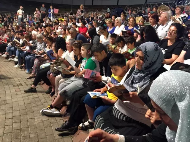 Büyükçekmece'de binlerce kişi aynı anda kitap okudu