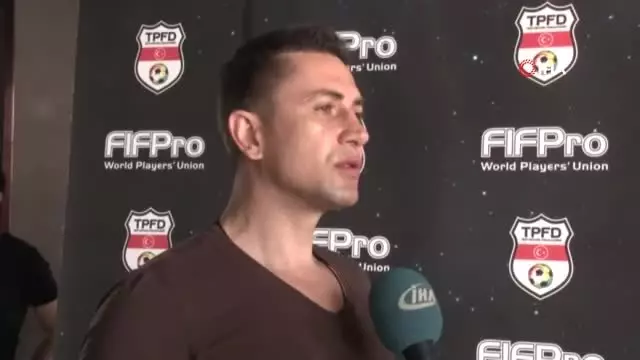 Emre Aşık'tan kendisini FETÖ'yle suçlayan eşine 2 liralık tazminat davası Emre Aşık'tan kendisini FETÖ'yle suçlayan eşine 2 liralık tazminat davası