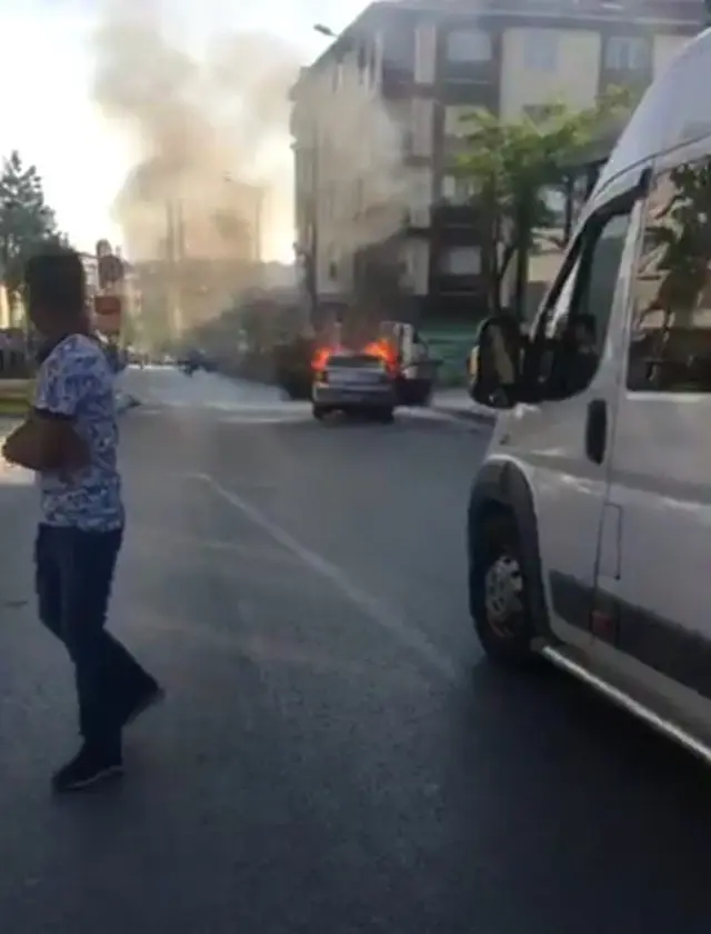 Esenyurt'ta otomobil alev alev yandı