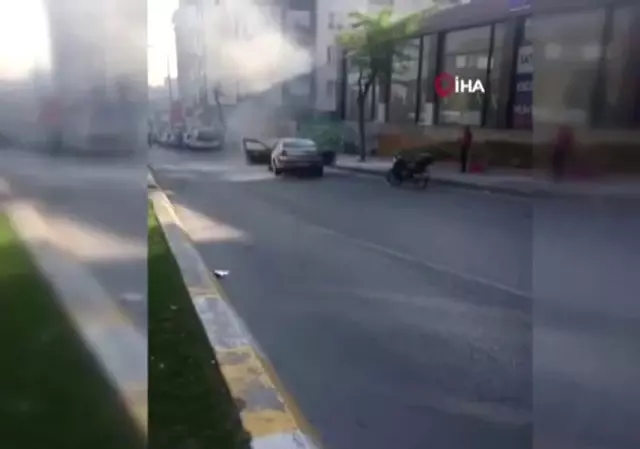 Esenyurt'ta otomobil alev alev yandı